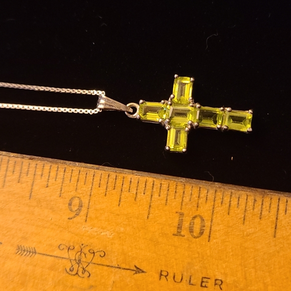Silver Emerald Cut Peridot Cross Pendant with 18 inch Box Link Silver Chain - Picture 4 of 8